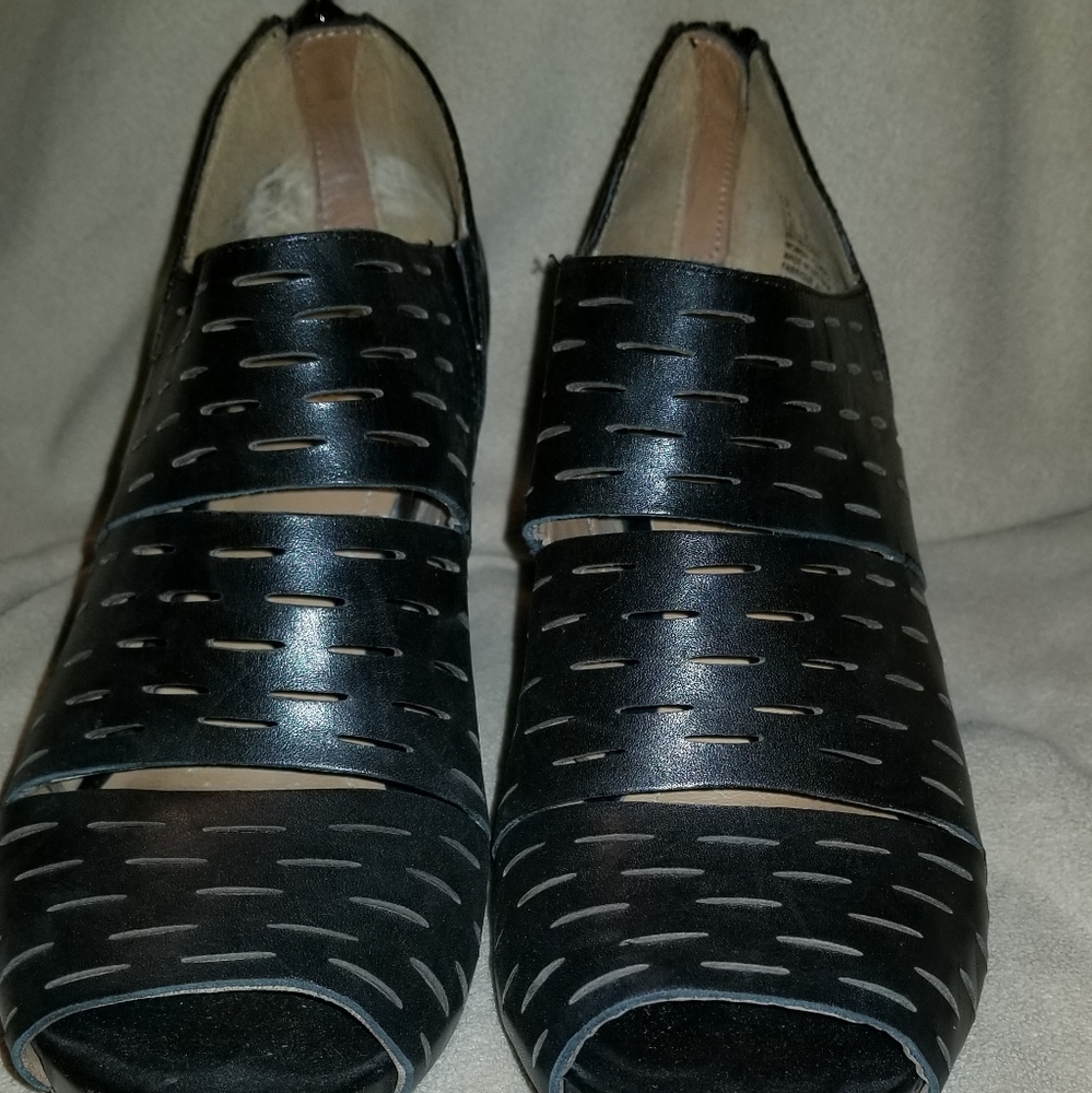 Women's 8.5 Clarks open toed booties